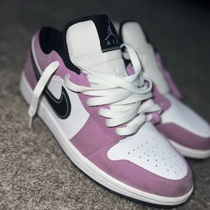 Size 8 Jordan 1s low